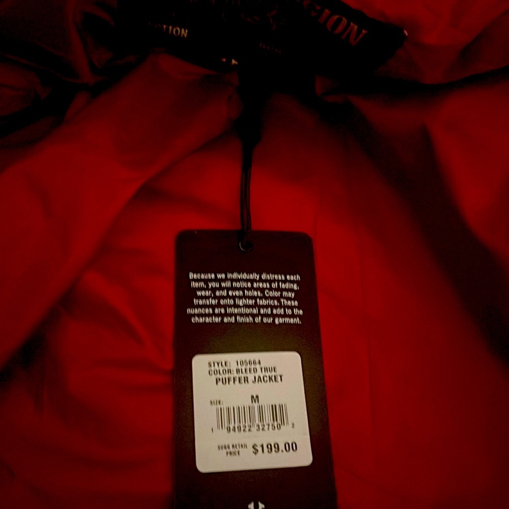 Brand new never worn I’m selling it cause I’m a XL